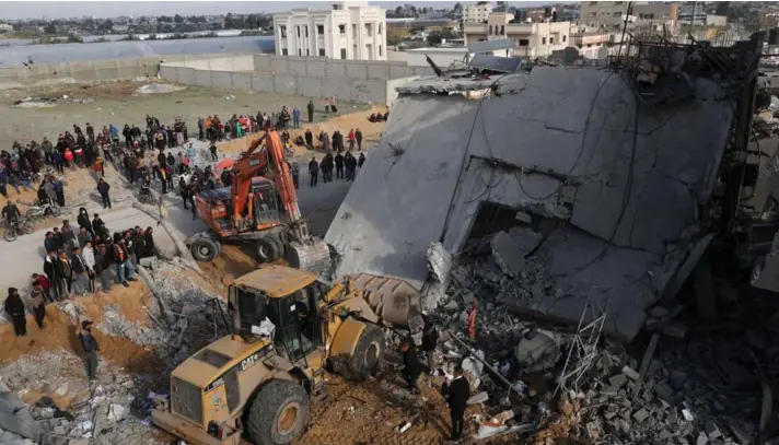  ?? ?? ► Palestinos inspeccion­an una casa alcanzada por un ataque israelí, en Rafah, en el sur de la Franja de Gaza, el 16 de febrero de 2024.