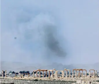  ??  ?? I segni della battaglia intorno alle antiche rovine di Palmira, controllat­a dai jihadisti dello Stato Islamico