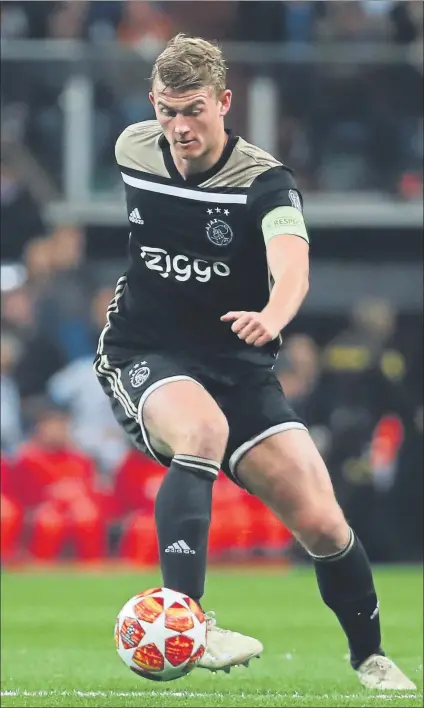  ?? FOTO: J.A. SIRVENT ?? De Ligt confía en seguir los pasos de su amigo De Jong El central y capitán del Ajax tiene como prioridad jugar en el Barça