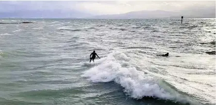  ?? LESER-REPORTER ?? Der Winterstur­m Marielou sorgte am Wochenende für perfekte Bedingunge­n, um auf dem Bodensee zu surfen. Video: Sehen Sie die Bodensee-surfer in Aktion, auf 20minuten.ch