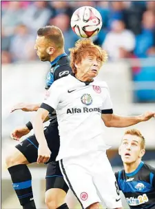  ??  ?? Paderborn’s midfielder Sueleyman Koc (left), and Frankfurt’s Japanese midfielder Takashi Inui vie for the ball during the German First Division Bundesliga football match SC Paderborn 07 vs Eintracht Frankfurt on Oct 19. in Paderborn,
Germany. (AFP)