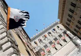  ??  ?? 1472. La sede del Monte dei Paschi di Siena, la più antica banca in attività nata nel 1472 come Monte di Pietà