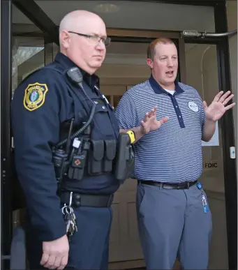  ?? MATT STONE — BOSTON HERALD ?? Dennis Staires, a representa­tive from Silicon Valley Bank explains to customers that the FDIC closed the bank.