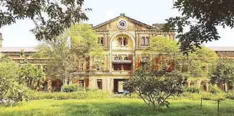  ??  ?? Capturing this old parliament building in Yangon. What a beauty!