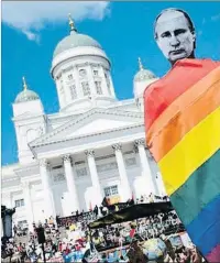  ?? MARKUS SCHREIBER / AP ?? Pancarta del colectivo LGTB en la protesta de ayer