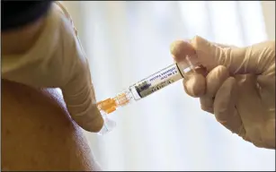  ?? Daniel Acker/Bloomberg ?? A nurse administer­s a flu shot at Perry Memorial Hospital in Princeton, Illinois, on Oct. 12, 2017.