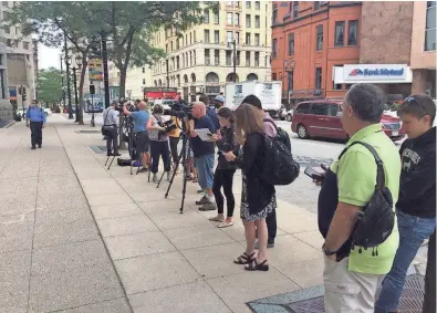  ?? BRUCE VIELMETTI / MILWAUKEE JOURNAL SENTINEL ?? Members of the news media wait for Marcus Hutchins, a British malware expert charged with fraud in Milwaukee, to appear for court. He pleaded not guilty. See video online at jsonline.com/news.