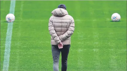  ?? FOTO: EFE ?? Diego Pablo Simeone, entrenador del Atlético de Madrid, en uno de los entrenamie­ntos de la presente temporada