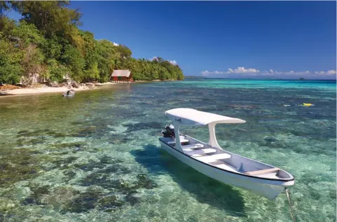  ?? (Doug Hansen) ?? THE AZURE waters at Fatboys Resort were sparkling clear and offered great snorkeling with lots of coral and colorful fish.