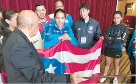  ??  ?? Sobre estas líneas Adriana junto a parte del equipo boricua. Abajo tomándose un ‘selfie’ tras la competenci­a junto a su padre Bladimir.