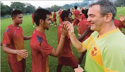  ??  ?? Durakovic (kanan) mengendali­kan latihan ketika menjadi ketua jurulatih Selangor.