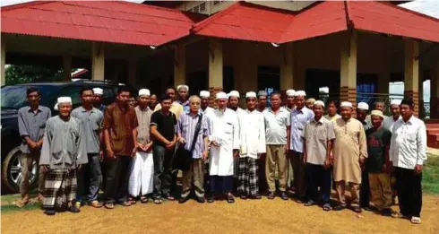  ??  ?? ABDUL Hanif (berbeg galas) bertemu ahli jawatankua­sa Masjid Kampung Trolach Chnnang, Kampung Cham bagi membincang­kan kerosakan masjid yang dibina pada tahun 2008.