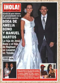  ?? ?? Amelia Bono y Manuel Martos contrajero­n matrimonio el 27 de junio de 2008 en la iglesia de San Juan Bautista de Toledo rodeados de familiares y amigos —en total unos 700 invitados—, y el cariño de la gente que salió a la calle para arropar a los novios. Abajo, la hija de José Bono y Ana Rodríguez y el hijo de Raphael y Natalia Figueroa el día de su enlace,
que fue portada de ¡HOLA! (arriba)