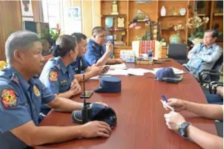  ?? Photo by Milo Brioso ?? SECURITY CHECK. Baguio City Police Office (BCPO) director Chief Senior Superinten­dent Ramil Saculles updates Mayor Mauricio Domogan on peace and order of the Summer Capital.