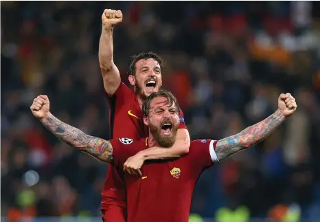  ?? Bild: ALESSANDRO BIANCHI ?? OSANNOLIKT. Men sant. Daniele De Rossi och Alessandro Florenzi jublar efter att deras Roma, på ett magiskt sätt, vänt underläge med 1–4 mot Barcelona till seger med 3–0 och avancemang till semifinal i Champions League.