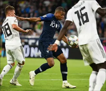  ??  ?? Remplaçant et décisif contre l’Islande, Kylian Mbappé va retrouver une place dans le onze, ce soir contre l’Allemagne. Un match important dans la course au Final Four de la Ligue des nations. (Photos AFP)