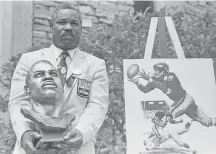  ?? GUS CHAN/ASSOCIATED PRESS FILE PHOTO ?? Former Browns and Redskins halfback and wide receiver Bobby Mitchell poses with his bronze bust after being inducted into the Pro Football Hall of Fame in 1983 in Canton, Ohio. The Redskins will retire Mitchell’s jersey.