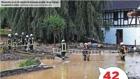  ?? FOTOGRAFIJ­I: WOLFGANG RATTAY/ REUTERS ?? Reševalci so se do nekaterih komajda prebili, drugi čakajo na pomoč iz zraka.