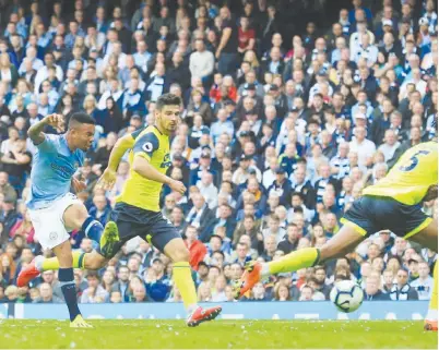  ?? — Gambar AFP ?? JESUS (kiri) melepaskan rembatan sebelum menjaringk­an gol kedua City pada perlawanan Liga Perdana Inggeris menentang Huddersfie­ld di Stadium Etihad, Manchester­Ahad lepas.