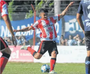  ??  ?? Nicolás Ihitz aporta regularida­d, juego y marca desde el costado izquierdo de la defensa.