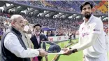  ??  ?? Home Minister Amit Shah felicitate­s Ishant Sharma