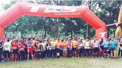  ??  ?? PESERTA memulakan acara Labuan 3 Trails di Padang Bola Pancur Hitam, Kampung Pohon Batu.