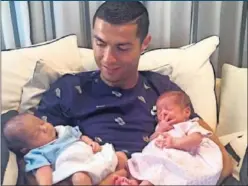  ??  ?? LIBERADO. Cristiano dejó su Selección para conocer a Mateo y Eva.