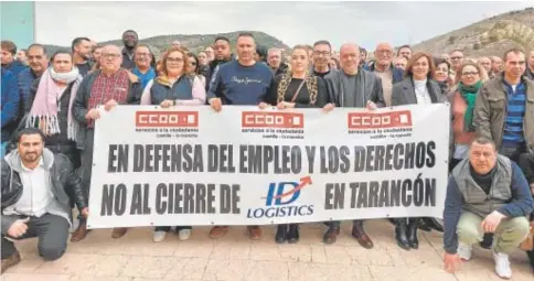  ?? // CCOO ?? Sordo, con los trabajador­es de ID Logistics, que ha anunciado que va a cerrar en Tarancón y se traslada a Illescas