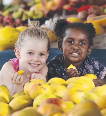  ?? Picture: ANNA ROGERS ?? GOOD STUFF: Skye Irine, 4, and Grace China, 3, tuck in at Rusty's Markets.