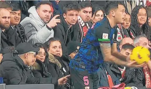  ?? // ABC ?? El momento de la agresión a Lucas Ocampos, jugador del Sevilla, durante el partido ante el Rayo Vallecano