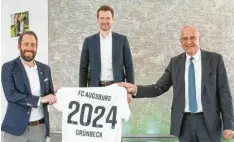  ?? Foto: grünbeckgm­bh ?? Freuen sich über die Fortsetzun­g des Sponsoren‰Engagement­s bis 2024: (von links) FCA‰Geschäftsf­ührer Michael Ströll, Matthias Wunn (Grünbeck, Leiter Marketing und Kommunikat­ion), Grünbeck‰Geschäftsf­ührer Dr. Günter Stoll.