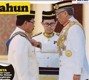  ?? FOTO: BERNAMA ?? AL-Sultan Abdullah Ri’ayatuddin Al-Mustafa Billah Shah mengurniak­an Darjah Kebesaran Seri Mahkota Wilayah kepada Jalil di Istana Negara, semalam.