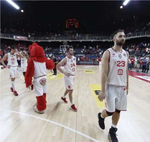  ?? FOTO GOYVAERTS ?? Ook in een uitverkoch­te Lotto Arena kan de eenzaamhei­d zwaar toeslaan. Vraag het maar aan Hans Vanwijn, Tyler Kalinoski en Dave Dudzinski, die hun teleurstel­ling proberen te verbijten.