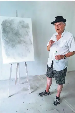  ?? FOTOS: L. SCHRÖDER ?? Harald Naegeli mit dem Hut Werner Schmalenba­chs in seinem fast leeren Atelier. Nur die Ur-Wolke steht noch auf einer Staffelei.