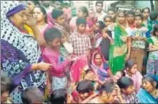  ?? SOURCED ?? Relatives of Lal Bahadur mourn his death in north Delhi’s Wazirpur on Saturday.