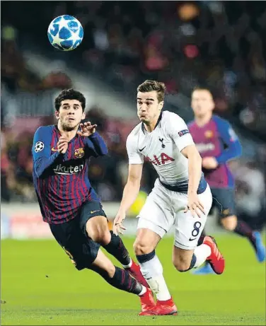  ?? CLIVE ROSE / GETTY ?? Carles Aleñá en pugna por un balón con Harry Winks