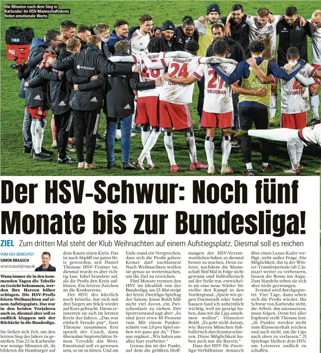  ??  ?? Die Minuten nach dem Sieg in Karlsruhe: Im HSV-Mannschaft­skreis fielen emotionale Worte.
