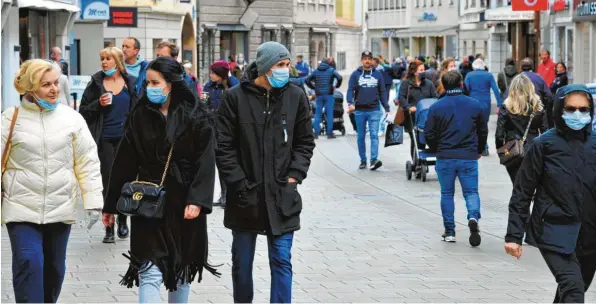  ?? Fotos: Bernd Hohlen ?? Einkaufen mit Maske: Viele Passanten, die in der Fußgängerz­one unterwegs sind, nehmen die Maske auch außerhalb der Geschäfte nicht ab.