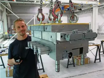  ?? FRANK KALLA ?? Werkzeugma­cher Florian Runge bei der Endmontage eines Spritzguss-Werkzeuges in der neuen Halle der Hermsdorfe­r Tridelta Werkzeug- und Formenbau GmbH.