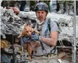  ?? Foto: Yuri Cortez, afp ?? Ein Retter hat diesen Vierbeiner aus den Trümmern gezogen.