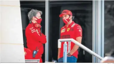  ?? AFP 7 / EP ?? Carlos Sainz dialoga con uno de los ingenieros de Ferrari durante los tests de pretempora­da en Bahréin.