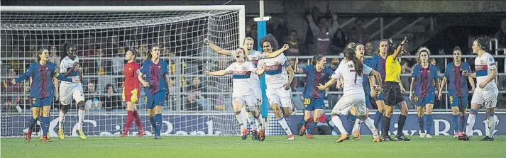  ?? FOTOS: PERE PUNTÍ ?? La alegría de Le Sommer y de sus compañeras tras el 0-1 refleja que el Lyon no las tenía todas consigo, mientras comienzan las protestas de las jugadoras del Barça al estimar que el balón no entró. A la izquierda, Duggan y Martens tristes. A la...