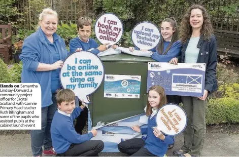  ??  ?? Hands on Samantha Lindsay-Dorward, a community project officer for Digital Scotland, with Comrie Primary Head teacher Ruth Billingham and some of the pupils who assisted pupils at the cabinet launch event