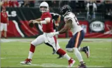  ?? RICK SCUTERI — THE ASSOCIATED PRESS ?? Cardinals quarterbac­k Josh Rosen, left, looks to throw as he is pressured by Bears linebacker Khalil Mack, right, Sunday in Glendale, Ariz.