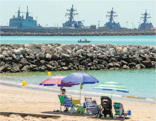  ?? EFE ?? Varios buques militares vistos desde una playa cercana a la base de Rota