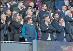  ??  ?? EL PALCO. Los familiares de Quini, en el palco del Camp Nou.