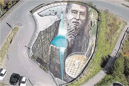  ?? BILD: SN/PYRAMIDENK­OGEL/WOSIK ?? Udo Jürgens mit Mikro in einer illusionär­en Schlucht: das 3D-Bild von Gregor Wosik.