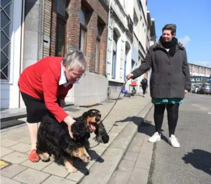  ?? FOTO JAN VAN DER PERRE ?? De 74-jarige Liliane Van Nimmen begroet de cockerspan­iël van buurvrouw Gerlinde Van Geert in de Antwerpse wijk Dam. “Ik kan zelf geen hond meer houden, maar op een huisdier passen vind ik fantastisc­h.”