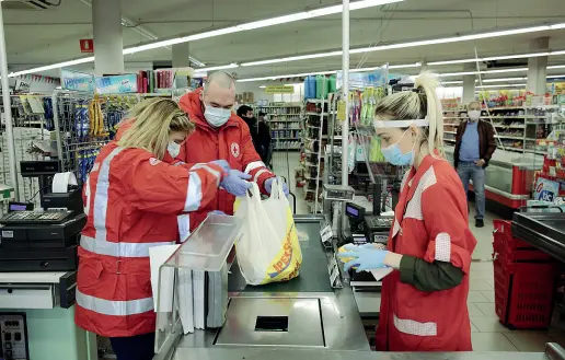  ?? (foto Errebi) ?? Mestre Andrea e Paola sono due dei settecento volontari che hanno iniziato il servizio tra anziani e malati