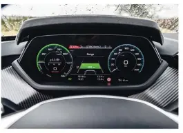  ??  ?? La instrument­ación está basada en el conocido Virtual Cockpit de 12,3’’. No resulta muy futurista, pero probableme­nte ofrece la mejor combinació­n entre informació­n y facilidad de uso del mercado.
En el salpicader­o, otra pantalla ofrece los típicos menús del sistema MMI de Audi.